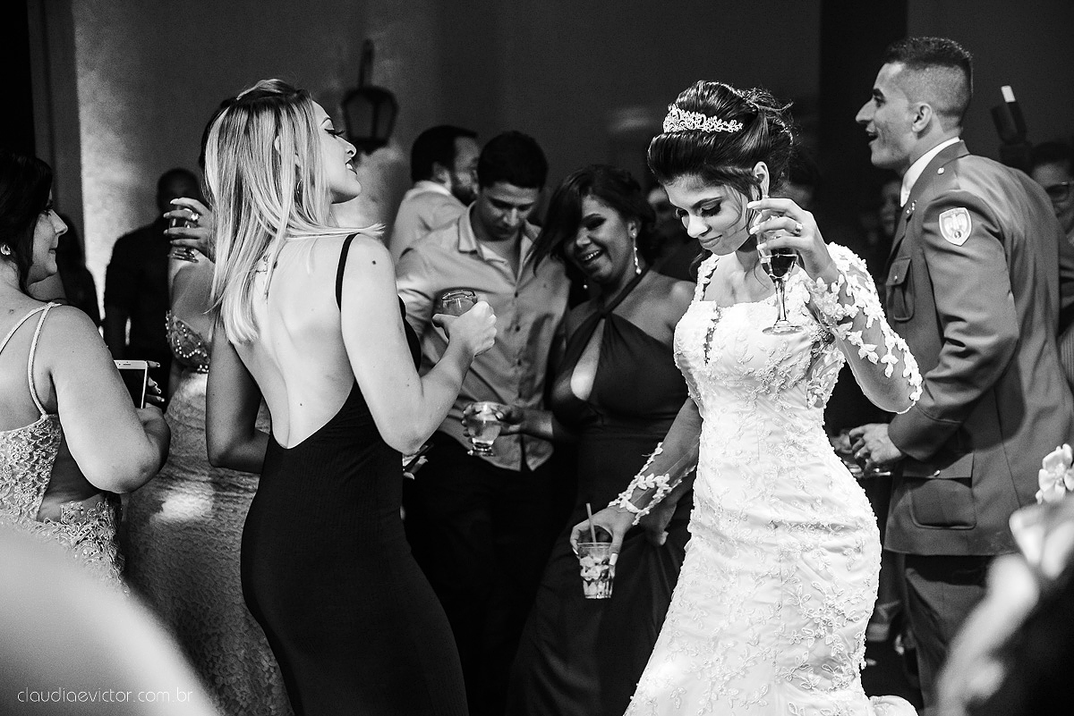 Lindo casamento ao ar livre com noivo noiva por do sol pista de dança e noiva com buquê fotografado na serra por fotógrafos de casamento de vila velha fotógrafos de casamento de vitória fotógrafos de casamento de serra espirito santo es