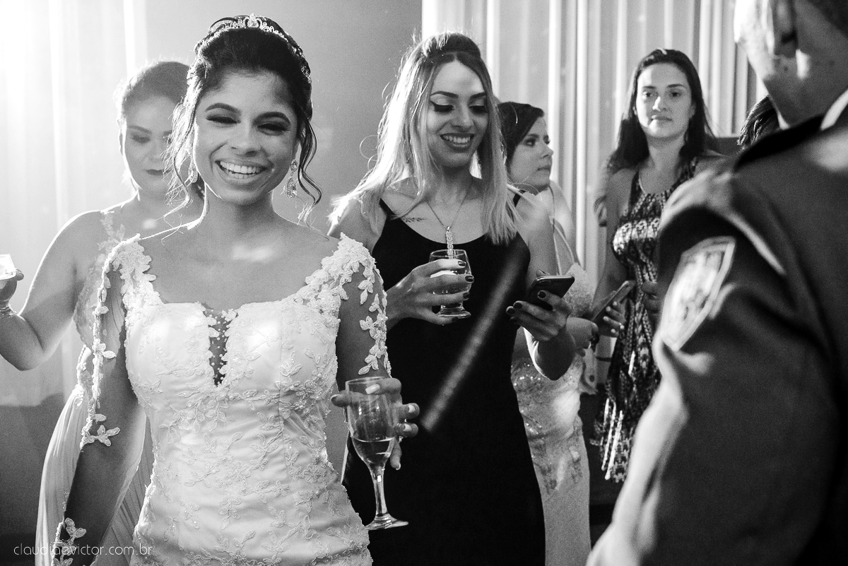 Lindo casamento ao ar livre com noivo noiva por do sol pista de dança e noiva com buquê fotografado na serra por fotógrafos de casamento de vila velha fotógrafos de casamento de vitória fotógrafos de casamento de serra espirito santo es