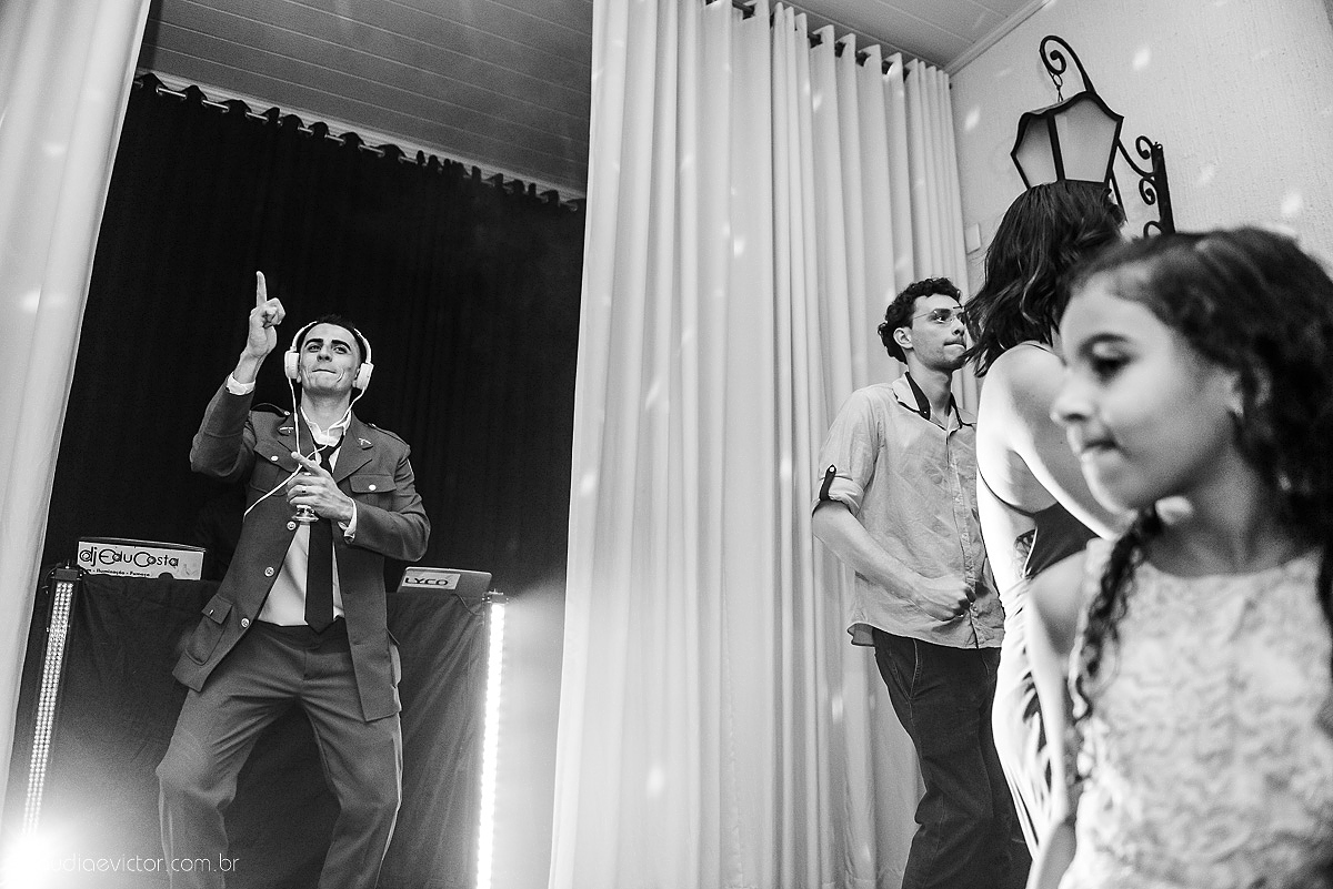 Lindo casamento ao ar livre com noivo noiva por do sol pista de dança e noiva com buquê fotografado na serra por fotógrafos de casamento de vila velha fotógrafos de casamento de vitória fotógrafos de casamento de serra espirito santo es