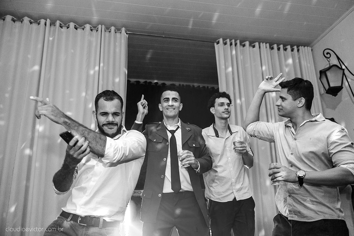 Lindo casamento ao ar livre com noivo noiva por do sol pista de dança e noiva com buquê fotografado na serra por fotógrafos de casamento de vila velha fotógrafos de casamento de vitória fotógrafos de casamento de serra espirito santo es