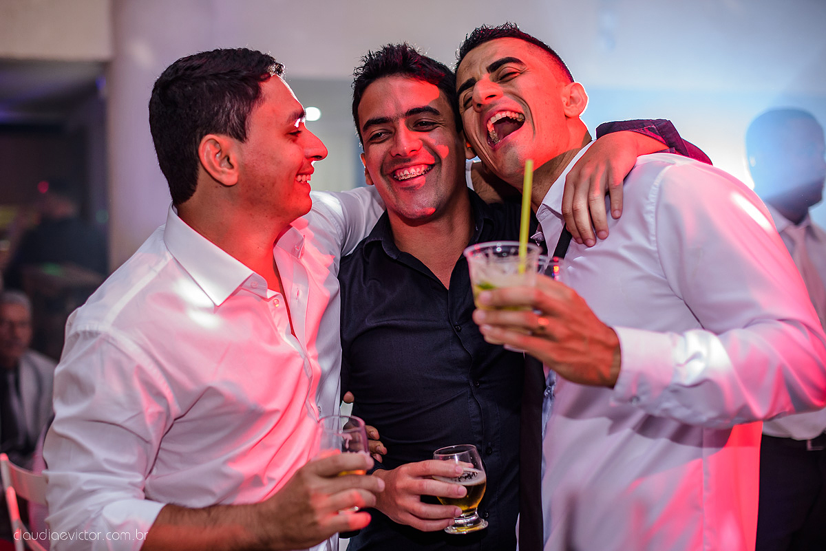 Lindo casamento ao ar livre com noivo noiva por do sol pista de dança e noiva com buquê fotografado na serra por fotógrafos de casamento de vila velha fotógrafos de casamento de vitória fotógrafos de casamento de serra espirito santo es