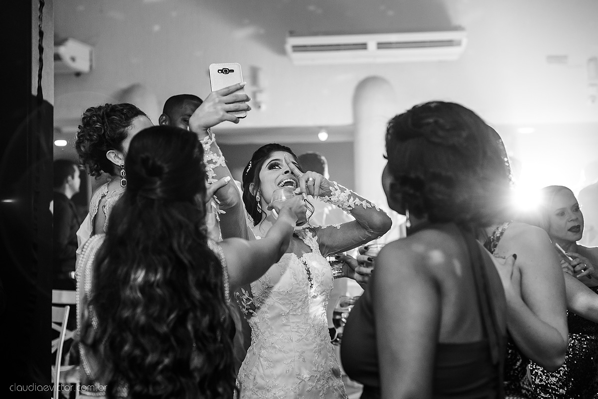 Lindo casamento ao ar livre com noivo noiva por do sol pista de dança e noiva com buquê fotografado na serra por fotógrafos de casamento de vila velha fotógrafos de casamento de vitória fotógrafos de casamento de serra espirito santo es