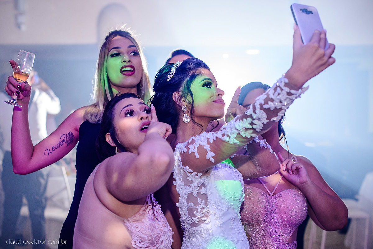 Lindo casamento ao ar livre com noivo noiva por do sol pista de dança e noiva com buquê fotografado na serra por fotógrafos de casamento de vila velha fotógrafos de casamento de vitória fotógrafos de casamento de serra espirito santo es