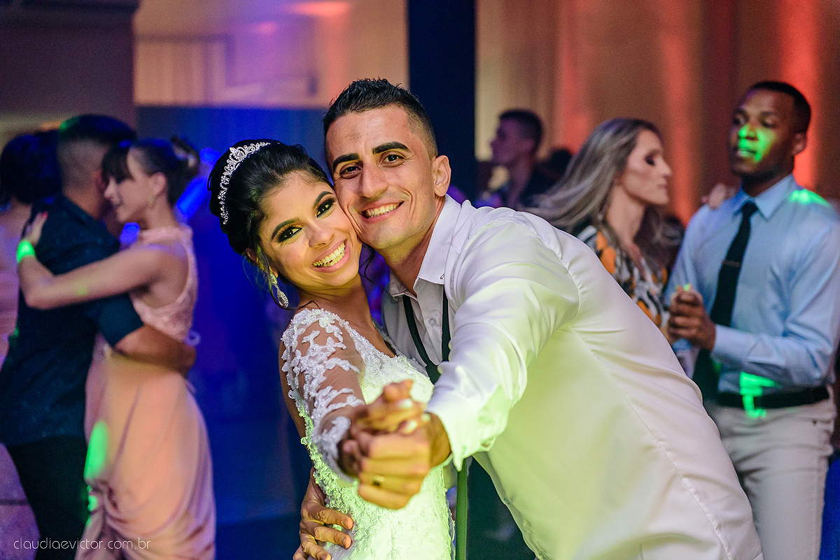Lindo casamento ao ar livre com noivo noiva por do sol pista de dança e noiva com buquê fotografado na serra por fotógrafos de casamento de vila velha fotógrafos de casamento de vitória fotógrafos de casamento de serra espirito santo es