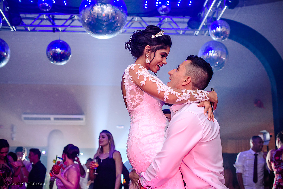 Lindo casamento ao ar livre com noivo noiva por do sol pista de dança e noiva com buquê fotografado na serra por fotógrafos de casamento de vila velha fotógrafos de casamento de vitória fotógrafos de casamento de serra espirito santo es