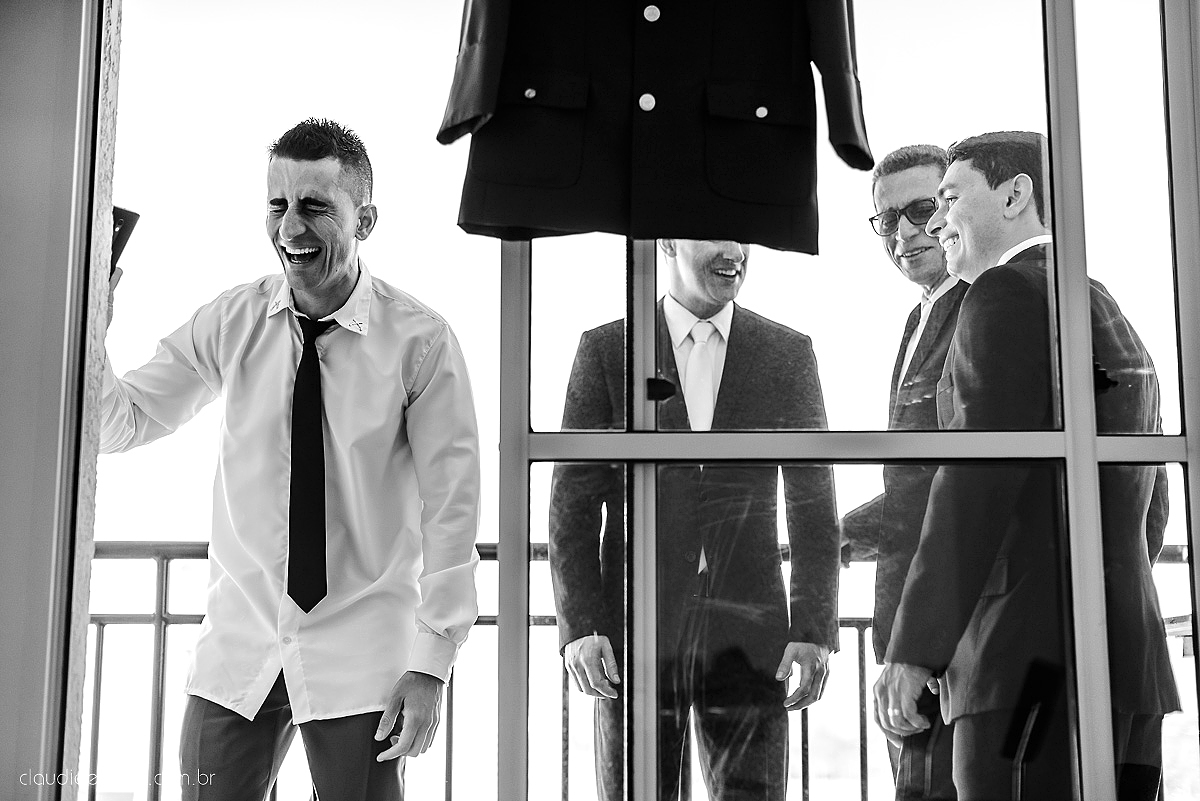 Lindo casamento ao ar livre com noivo noiva por do sol pista de dança e noiva com buquê fotografado na serra por fotógrafos de casamento de vila velha fotógrafos de casamento de vitória fotógrafos de casamento de serra espirito santo es