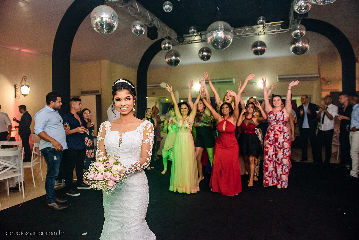 Lindo casamento ao ar livre com noivo noiva por do sol pista de dança e noiva com buquê fotografado na serra por fotógrafos de casamento de vila velha fotógrafos de casamento de vitória fotógrafos de casamento de serra espirito santo es