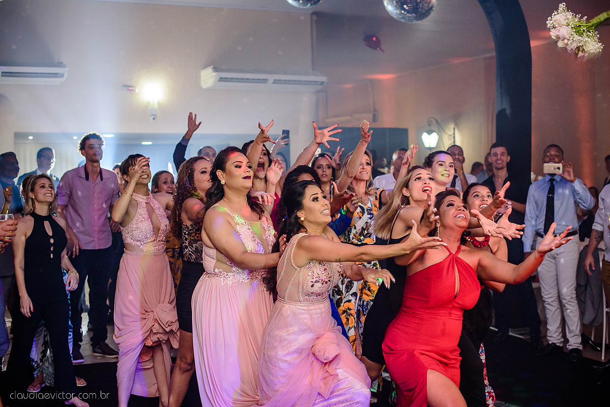 Lindo casamento ao ar livre com noivo noiva por do sol pista de dança e noiva com buquê fotografado na serra por fotógrafos de casamento de vila velha fotógrafos de casamento de vitória fotógrafos de casamento de serra espirito santo es