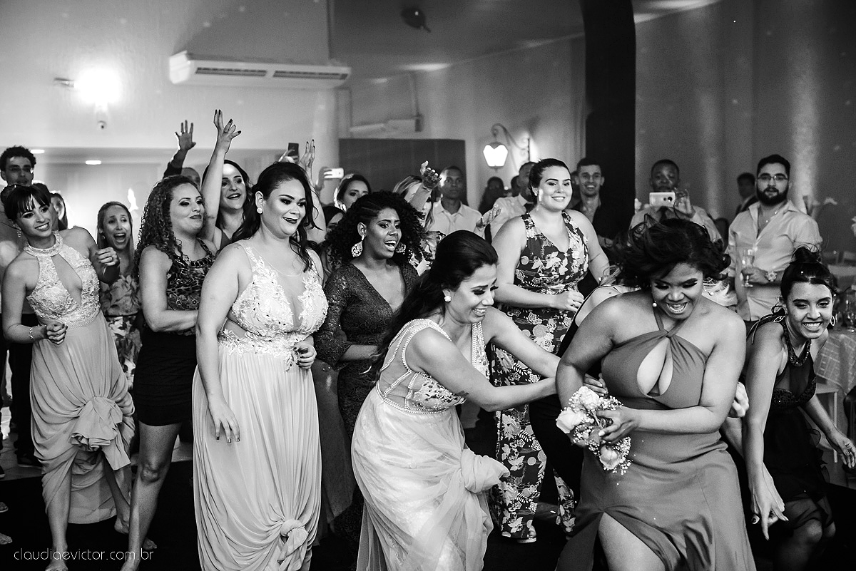 Lindo casamento ao ar livre com noivo noiva por do sol pista de dança e noiva com buquê fotografado na serra por fotógrafos de casamento de vila velha fotógrafos de casamento de vitória fotógrafos de casamento de serra espirito santo es