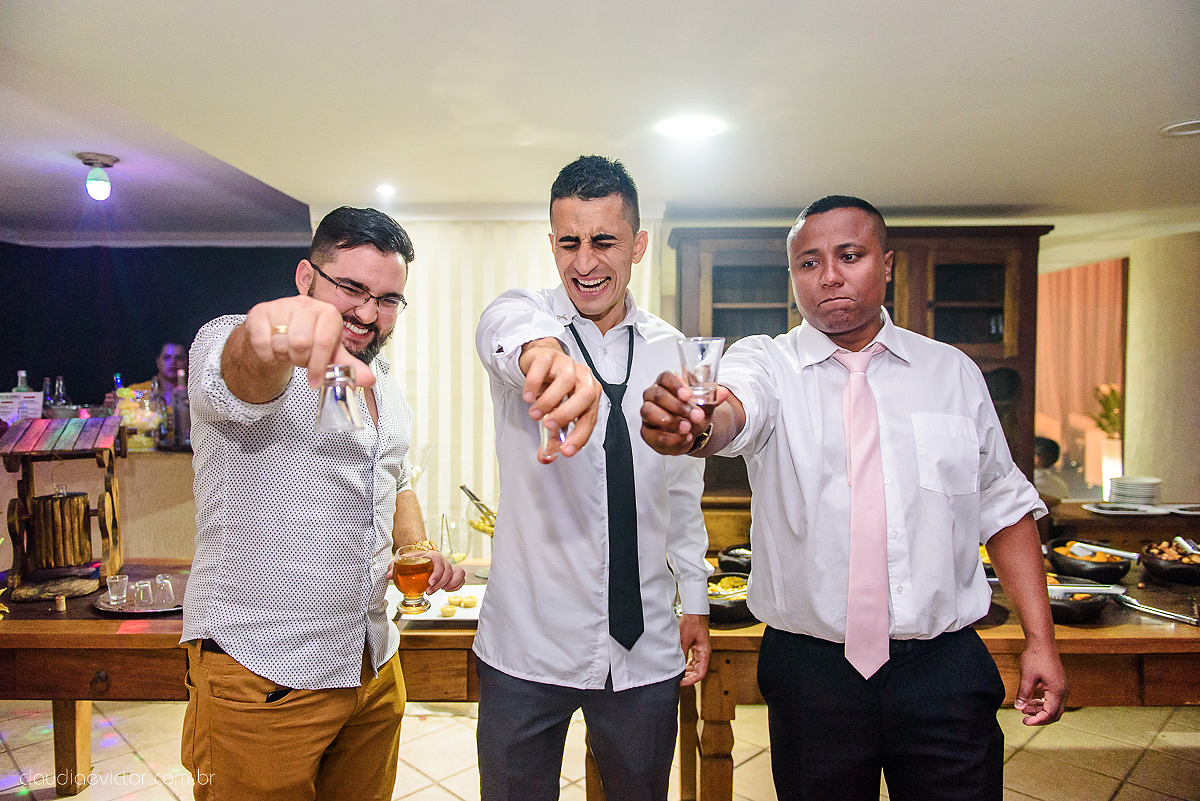 Lindo casamento ao ar livre com noivo noiva por do sol pista de dança e noiva com buquê fotografado na serra por fotógrafos de casamento de vila velha fotógrafos de casamento de vitória fotógrafos de casamento de serra espirito santo es