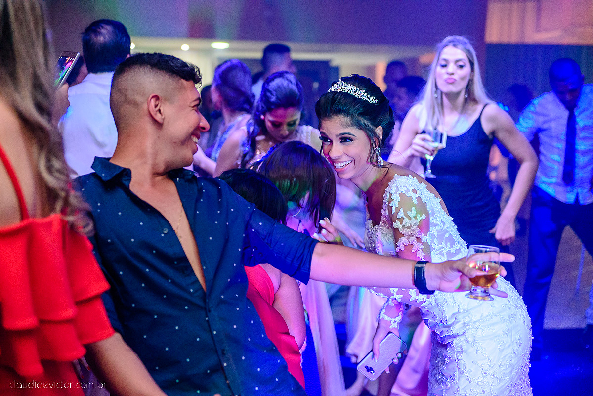Lindo casamento ao ar livre com noivo noiva por do sol pista de dança e noiva com buquê fotografado na serra por fotógrafos de casamento de vila velha fotógrafos de casamento de vitória fotógrafos de casamento de serra espirito santo es