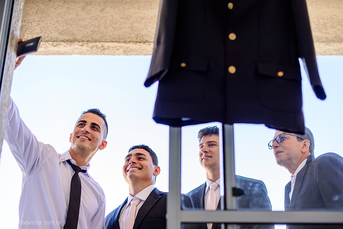 Lindo casamento ao ar livre com noivo noiva por do sol pista de dança e noiva com buquê fotografado na serra por fotógrafos de casamento de vila velha fotógrafos de casamento de vitória fotógrafos de casamento de serra espirito santo es