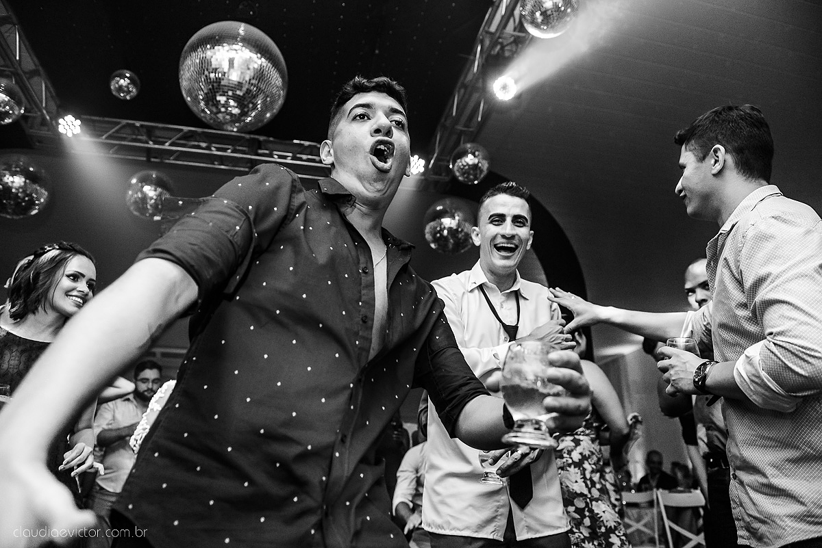 Lindo casamento ao ar livre com noivo noiva por do sol pista de dança e noiva com buquê fotografado na serra por fotógrafos de casamento de vila velha fotógrafos de casamento de vitória fotógrafos de casamento de serra espirito santo es