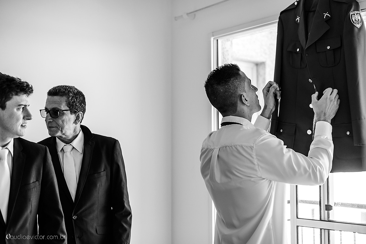 Lindo casamento ao ar livre com noivo noiva por do sol pista de dança e noiva com buquê fotografado na serra por fotógrafos de casamento de vila velha fotógrafos de casamento de vitória fotógrafos de casamento de serra espirito santo es