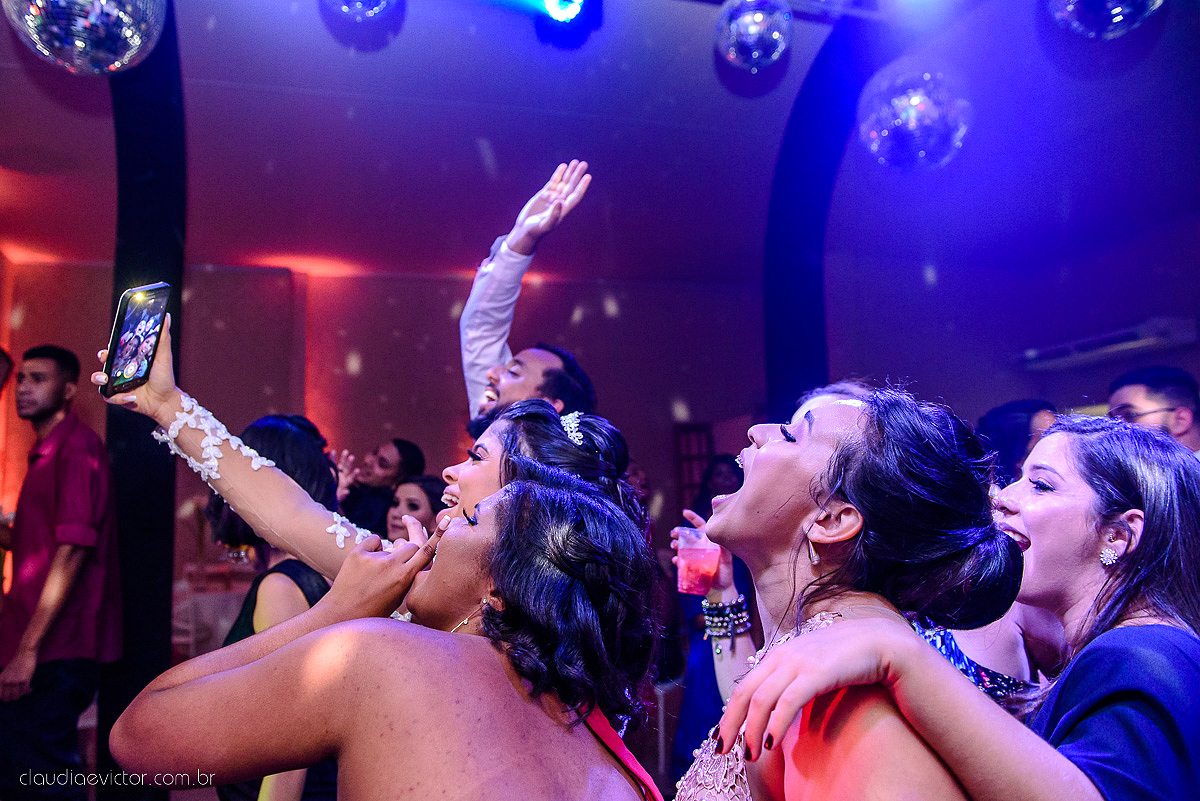 Lindo casamento ao ar livre com noivo noiva por do sol pista de dança e noiva com buquê fotografado na serra por fotógrafos de casamento de vila velha fotógrafos de casamento de vitória fotógrafos de casamento de serra espirito santo es