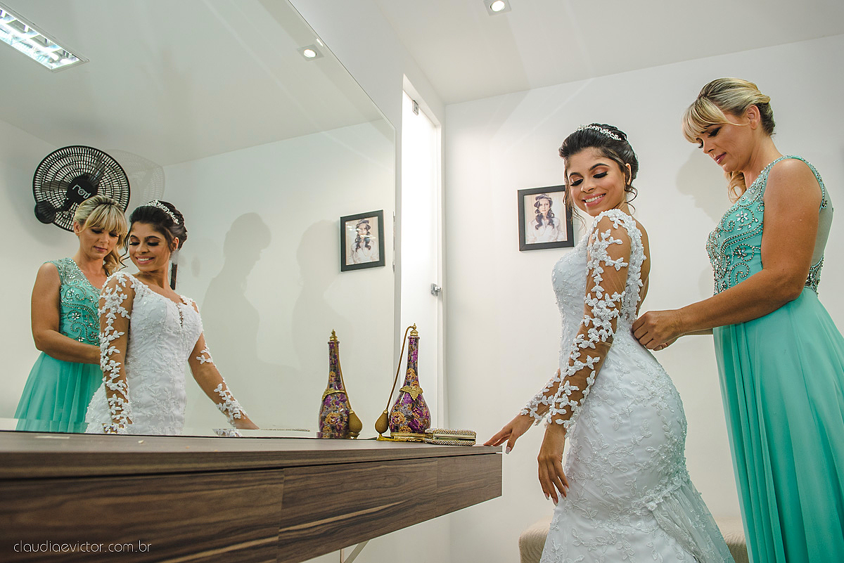 Lindo casamento ao ar livre com noivo noiva por do sol pista de dança e noiva com buquê fotografado na serra por fotógrafos de casamento de vila velha fotógrafos de casamento de vitória fotógrafos de casamento de serra espirito santo es