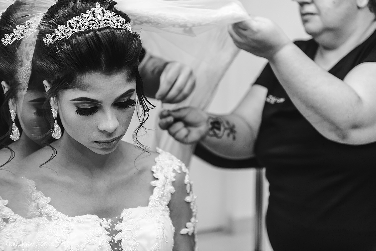 Lindo casamento ao ar livre com noivo noiva por do sol pista de dança e noiva com buquê fotografado na serra por fotógrafos de casamento de vila velha fotógrafos de casamento de vitória fotógrafos de casamento de serra espirito santo es