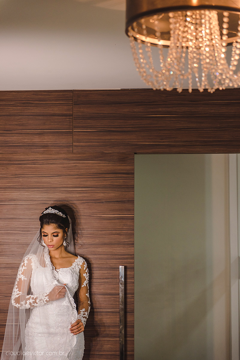 Lindo casamento ao ar livre com noivo noiva por do sol pista de dança e noiva com buquê fotografado na serra por fotógrafos de casamento de vila velha fotógrafos de casamento de vitória fotógrafos de casamento de serra espirito santo es