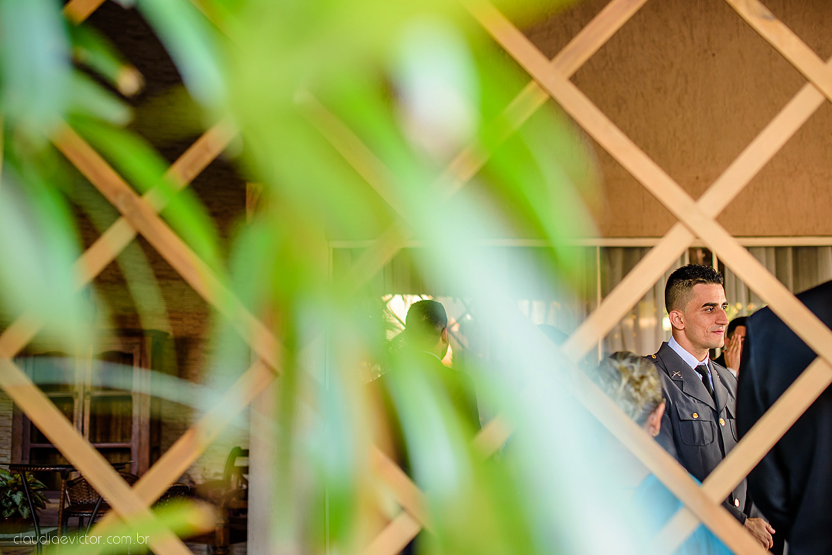 Lindo casamento ao ar livre com noivo noiva por do sol pista de dança e noiva com buquê fotografado na serra por fotógrafos de casamento de vila velha fotógrafos de casamento de vitória fotógrafos de casamento de serra espirito santo es