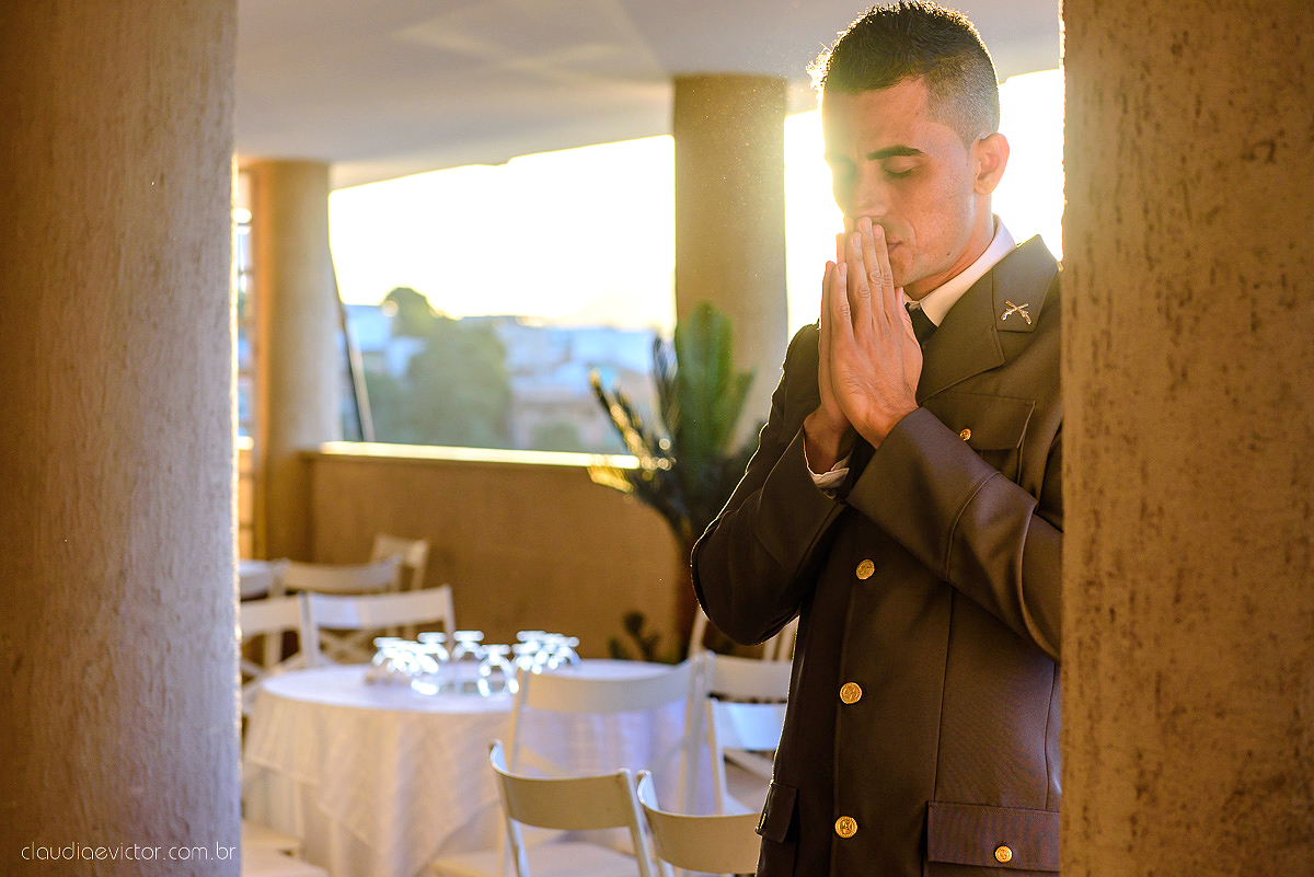 Lindo casamento ao ar livre com noivo noiva por do sol pista de dança e noiva com buquê fotografado na serra por fotógrafos de casamento de vila velha fotógrafos de casamento de vitória fotógrafos de casamento de serra espirito santo es