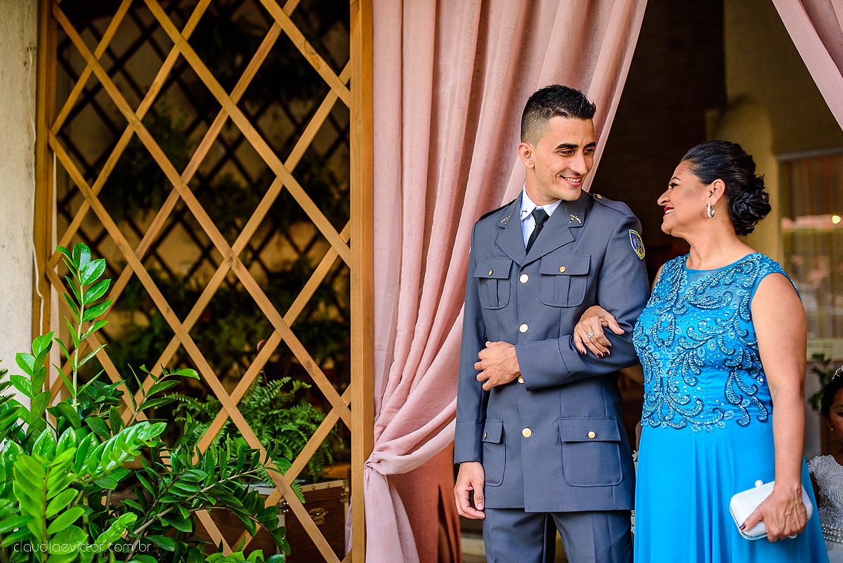 Lindo casamento ao ar livre com noivo noiva por do sol pista de dança e noiva com buquê fotografado na serra por fotógrafos de casamento de vila velha fotógrafos de casamento de vitória fotógrafos de casamento de serra espirito santo es