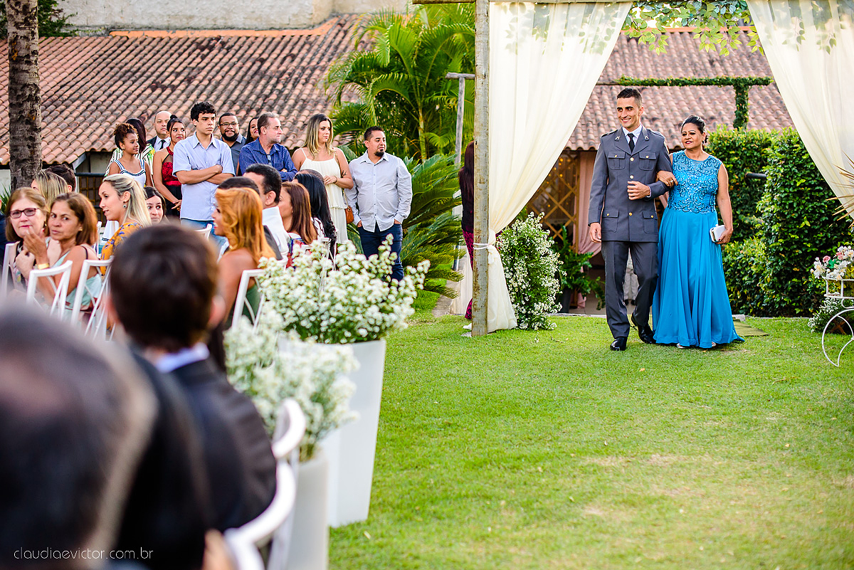Lindo casamento ao ar livre com noivo noiva por do sol pista de dança e noiva com buquê fotografado na serra por fotógrafos de casamento de vila velha fotógrafos de casamento de vitória fotógrafos de casamento de serra espirito santo es
