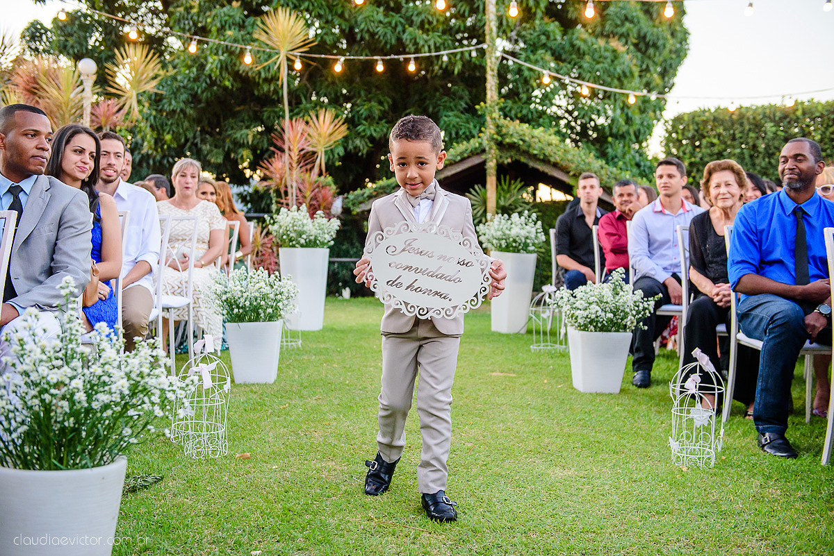 Lindo casamento ao ar livre com noivo noiva por do sol pista de dança e noiva com buquê fotografado na serra por fotógrafos de casamento de vila velha fotógrafos de casamento de vitória fotógrafos de casamento de serra espirito santo es