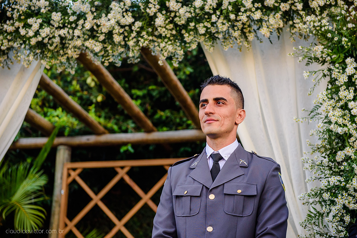Lindo casamento ao ar livre com noivo noiva por do sol pista de dança e noiva com buquê fotografado na serra por fotógrafos de casamento de vila velha fotógrafos de casamento de vitória fotógrafos de casamento de serra espirito santo es