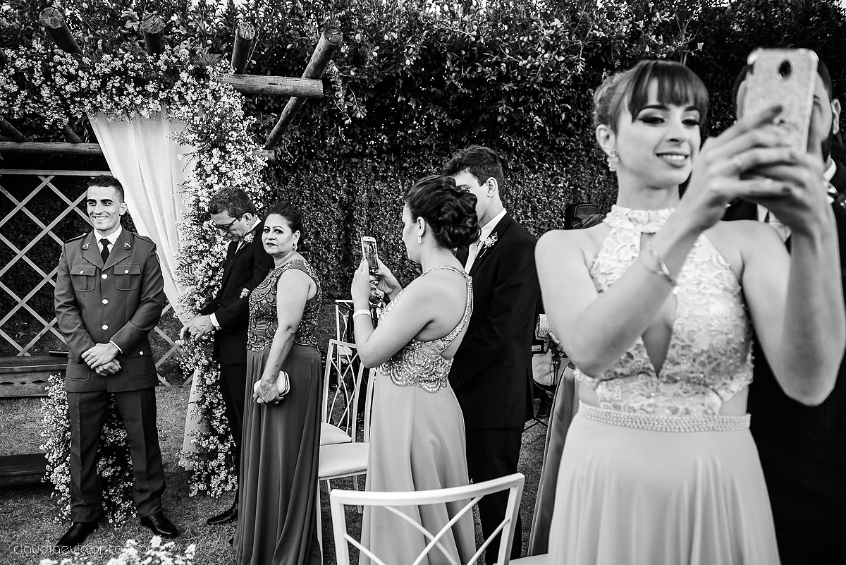 Lindo casamento ao ar livre com noivo noiva por do sol pista de dança e noiva com buquê fotografado na serra por fotógrafos de casamento de vila velha fotógrafos de casamento de vitória fotógrafos de casamento de serra espirito santo es