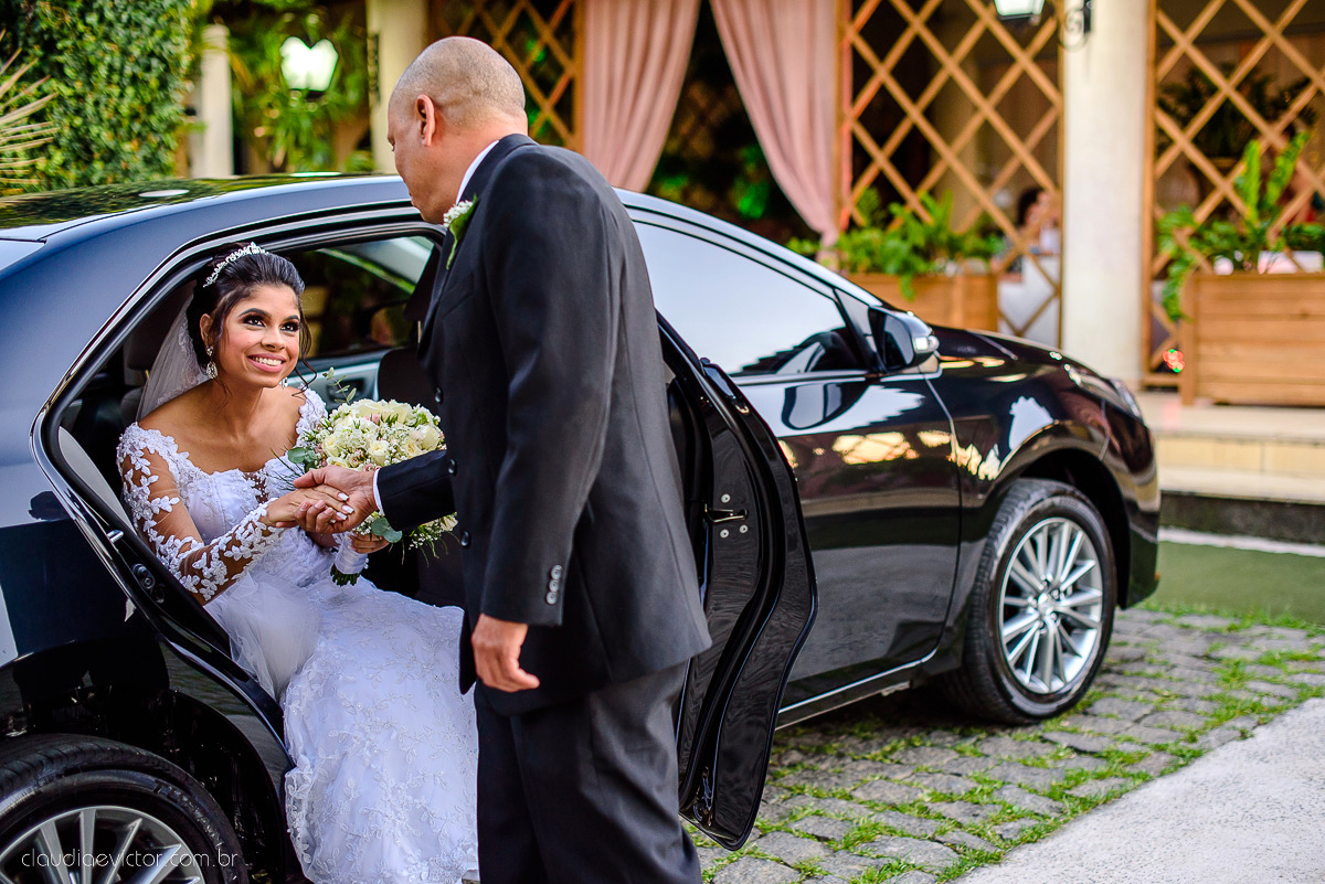 Lindo casamento ao ar livre com noivo noiva por do sol pista de dança e noiva com buquê fotografado na serra por fotógrafos de casamento de vila velha fotógrafos de casamento de vitória fotógrafos de casamento de serra espirito santo es