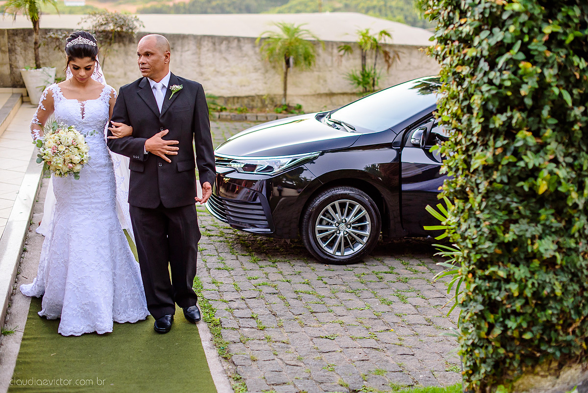 Lindo casamento ao ar livre com noivo noiva por do sol pista de dança e noiva com buquê fotografado na serra por fotógrafos de casamento de vila velha fotógrafos de casamento de vitória fotógrafos de casamento de serra espirito santo es