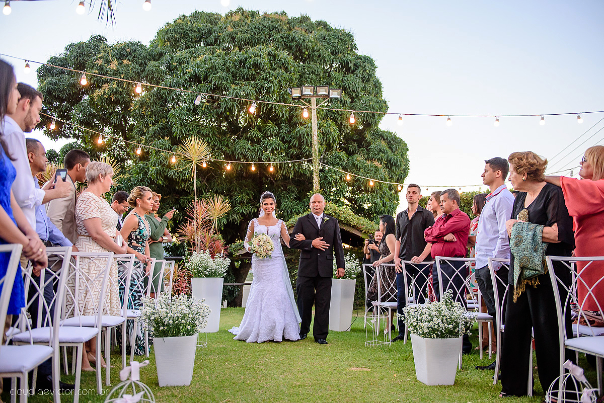 Lindo casamento ao ar livre com noivo noiva por do sol pista de dança e noiva com buquê fotografado na serra por fotógrafos de casamento de vila velha fotógrafos de casamento de vitória fotógrafos de casamento de serra espirito santo es