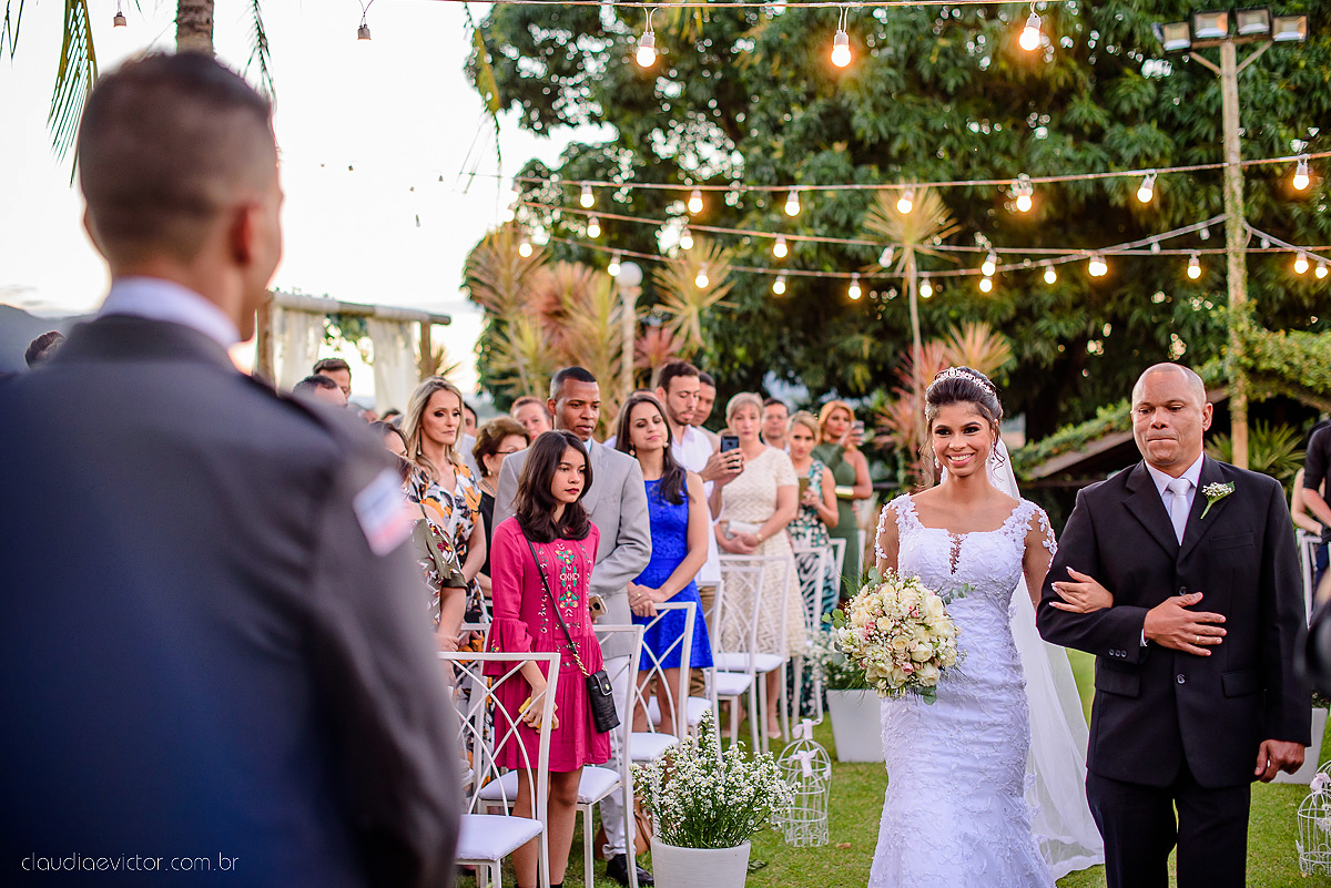 Lindo casamento ao ar livre com noivo noiva por do sol pista de dança e noiva com buquê fotografado na serra por fotógrafos de casamento de vila velha fotógrafos de casamento de vitória fotógrafos de casamento de serra espirito santo es