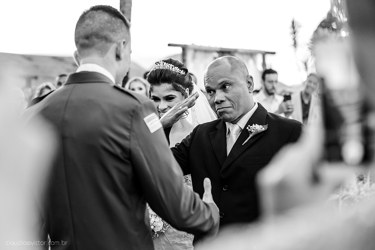 Lindo casamento ao ar livre com noivo noiva por do sol pista de dança e noiva com buquê fotografado na serra por fotógrafos de casamento de vila velha fotógrafos de casamento de vitória fotógrafos de casamento de serra espirito santo es