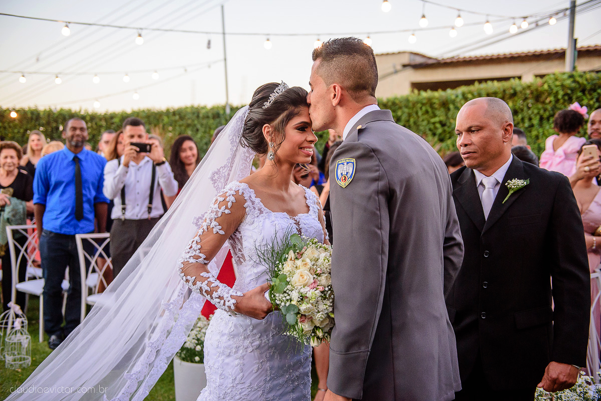 Lindo casamento ao ar livre com noivo noiva por do sol pista de dança e noiva com buquê fotografado na serra por fotógrafos de casamento de vila velha fotógrafos de casamento de vitória fotógrafos de casamento de serra espirito santo es