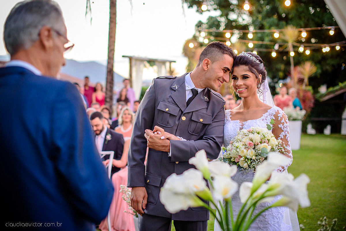 Lindo casamento ao ar livre com noivo noiva por do sol pista de dança e noiva com buquê fotografado na serra por fotógrafos de casamento de vila velha fotógrafos de casamento de vitória fotógrafos de casamento de serra espirito santo es