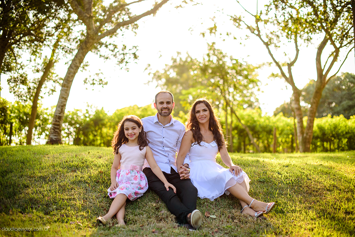 Lindo ensaio externo de casal e família feito por fotógrafos de casamento de vila velha fotógrafos de casamento de vitória fotógrafos de casamento de serra espirito santo es na cidade guarapari com praia, barcos, igrejinha e muito amor