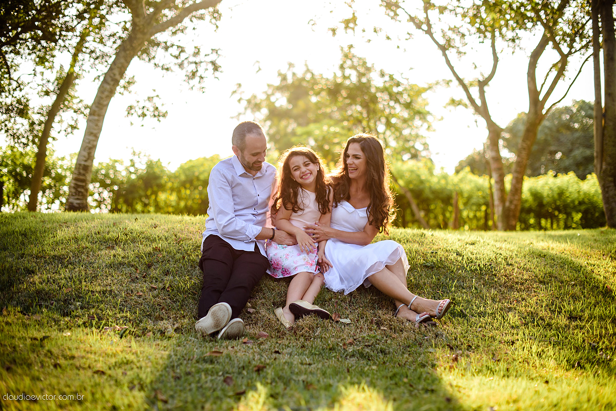 Lindo ensaio externo de casal e família feito por fotógrafos de casamento de vila velha fotógrafos de casamento de vitória fotógrafos de casamento de serra espirito santo es na cidade guarapari com praia, barcos, igrejinha e muito amor