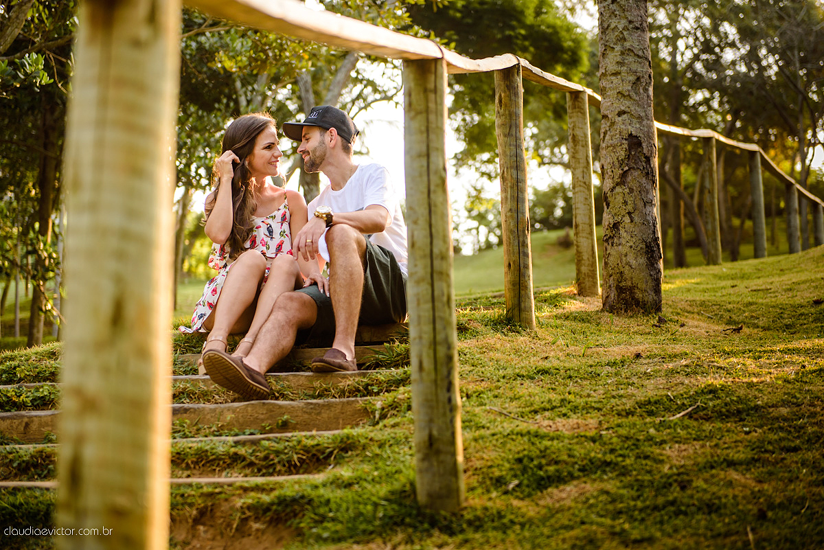Lindo ensaio externo de casal e família feito por fotógrafos de casamento de vila velha fotógrafos de casamento de vitória fotógrafos de casamento de serra espirito santo es na cidade guarapari com praia, barcos, igrejinha e muito amor