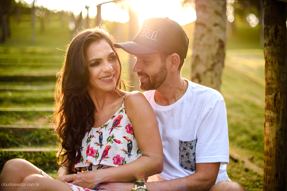 Lindo ensaio externo de casal e família feito por fotógrafos de casamento de vila velha fotógrafos de casamento de vitória fotógrafos de casamento de serra espirito santo es na cidade guarapari com praia, barcos, igrejinha e muito amor