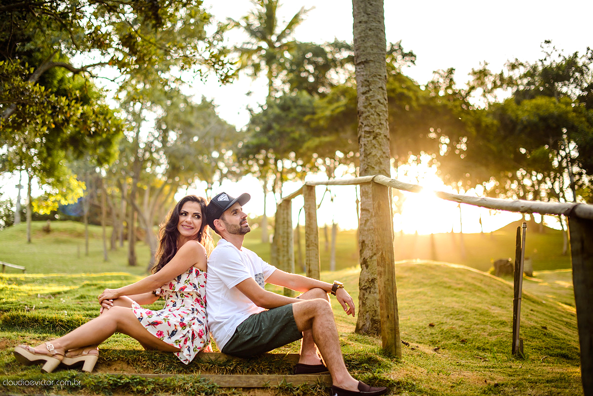 Lindo ensaio externo de casal e família feito por fotógrafos de casamento de vila velha fotógrafos de casamento de vitória fotógrafos de casamento de serra espirito santo es na cidade guarapari com praia, barcos, igrejinha e muito amor