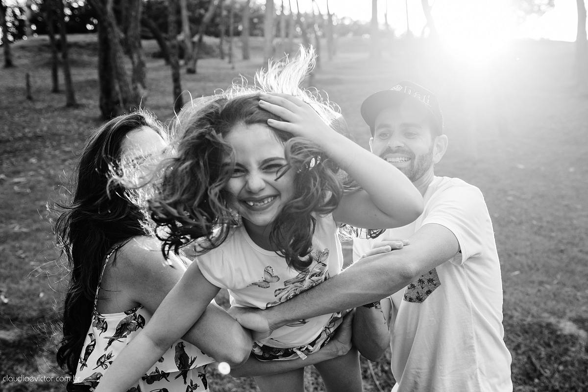 Lindo ensaio externo de casal e família feito por fotógrafos de casamento de vila velha fotógrafos de casamento de vitória fotógrafos de casamento de serra espirito santo es na cidade guarapari com praia, barcos, igrejinha e muito amor