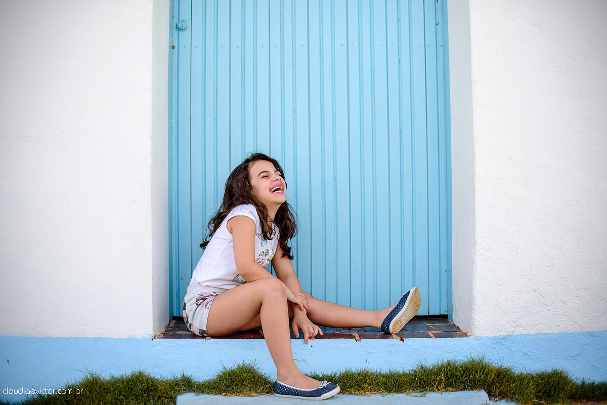 Lindo ensaio externo de casal e família feito por fotógrafos de casamento de vila velha fotógrafos de casamento de vitória fotógrafos de casamento de serra espirito santo es na cidade guarapari com praia, barcos, igrejinha e muito amor