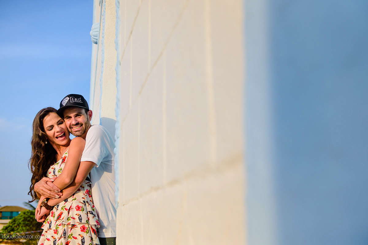 Lindo ensaio externo de casal e família feito por fotógrafos de casamento de vila velha fotógrafos de casamento de vitória fotógrafos de casamento de serra espirito santo es na cidade guarapari com praia, barcos, igrejinha e muito amor