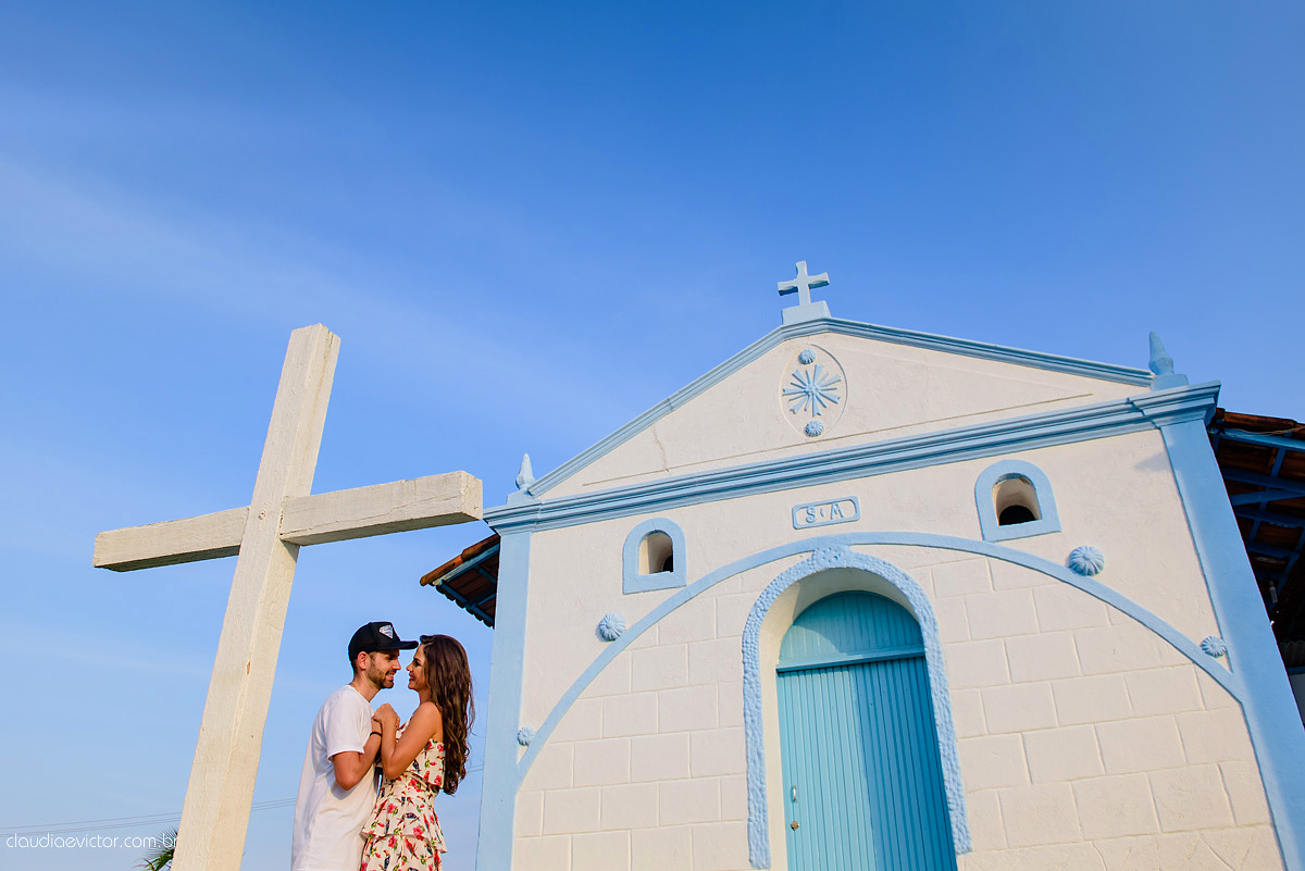 Lindo ensaio externo de casal e família feito por fotógrafos de casamento de vila velha fotógrafos de casamento de vitória fotógrafos de casamento de serra espirito santo es na cidade guarapari com praia, barcos, igrejinha e muito amor