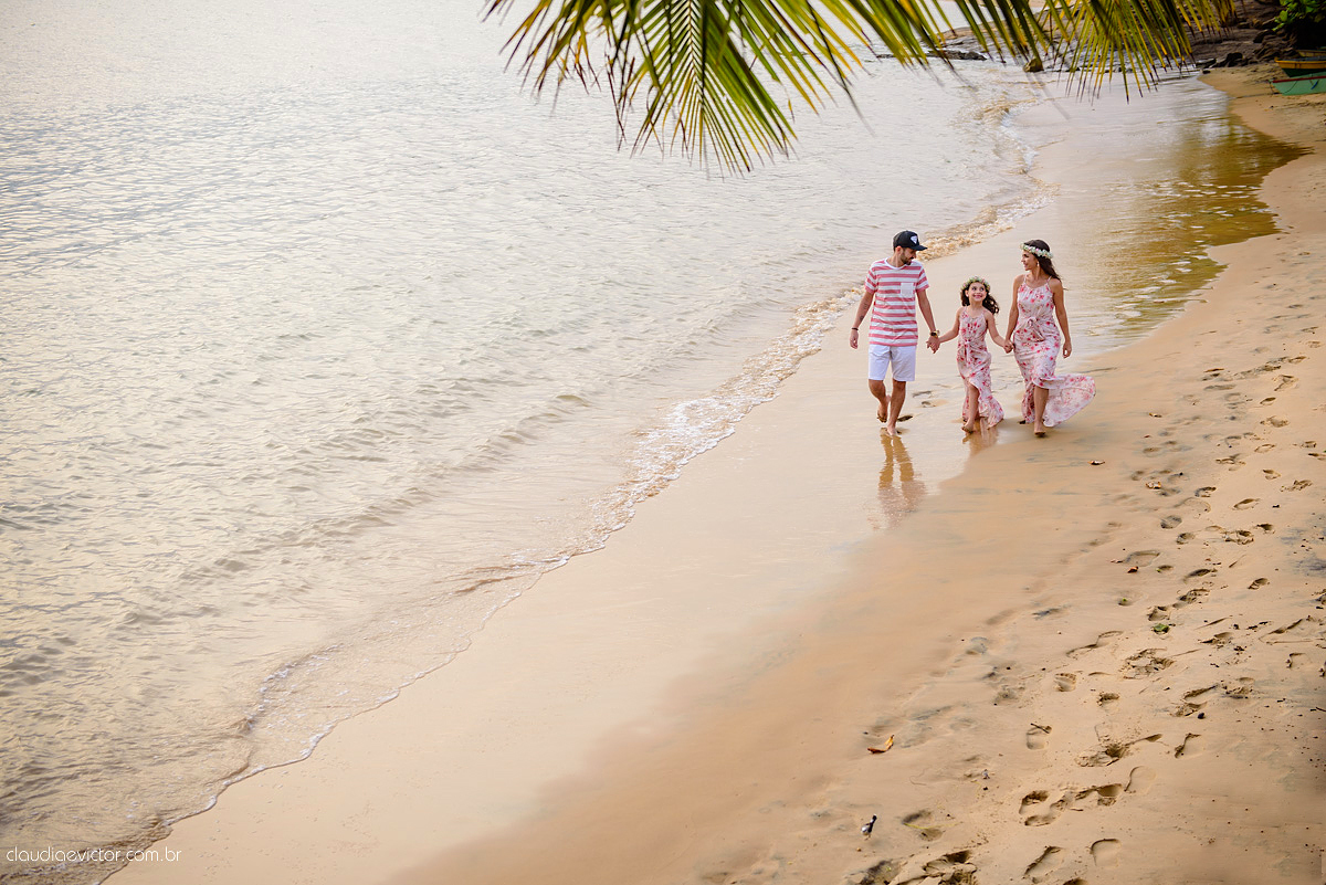 Lindo ensaio externo de casal e família feito por fotógrafos de casamento de vila velha fotógrafos de casamento de vitória fotógrafos de casamento de serra espirito santo es na cidade guarapari com praia, barcos, igrejinha e muito amor
