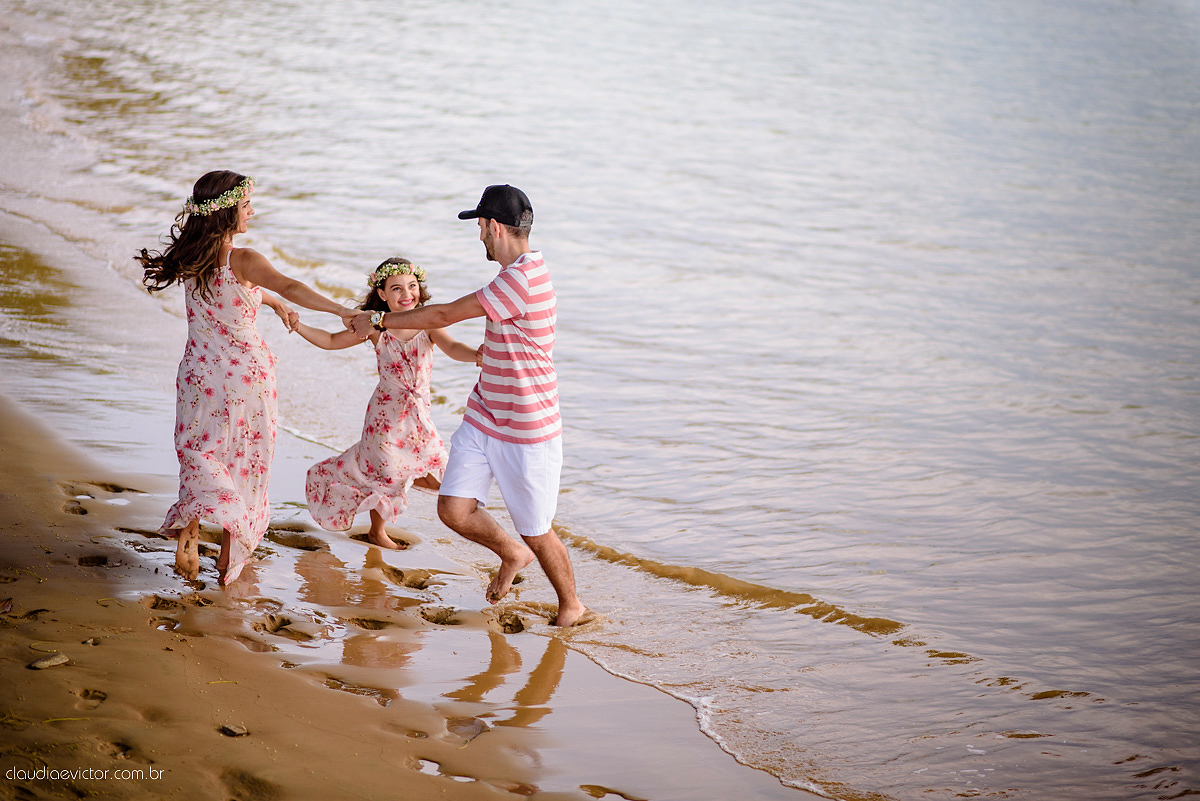 Lindo ensaio externo de casal e família feito por fotógrafos de casamento de vila velha fotógrafos de casamento de vitória fotógrafos de casamento de serra espirito santo es na cidade guarapari com praia, barcos, igrejinha e muito amor