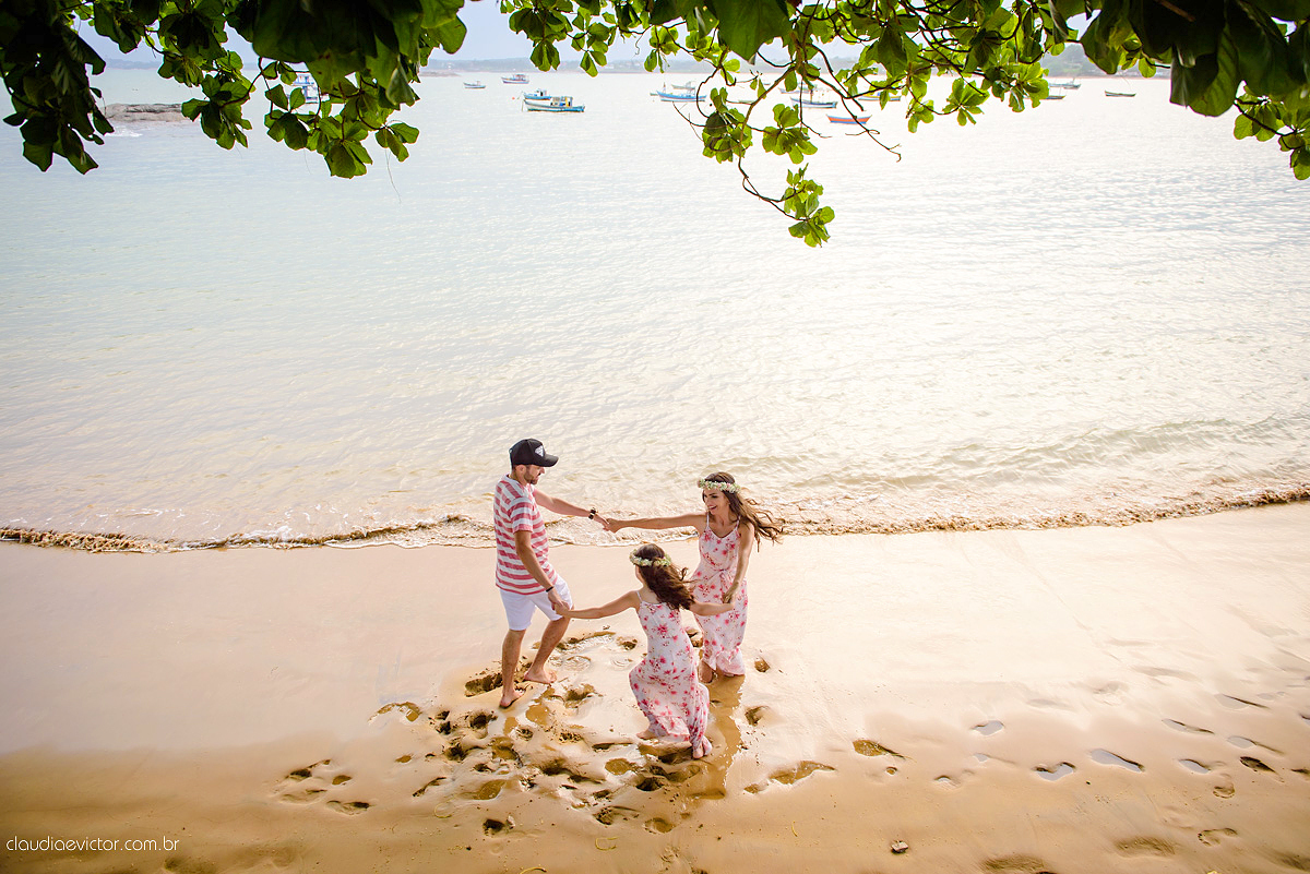 Lindo ensaio externo de casal e família feito por fotógrafos de casamento de vila velha fotógrafos de casamento de vitória fotógrafos de casamento de serra espirito santo es na cidade guarapari com praia, barcos, igrejinha e muito amor