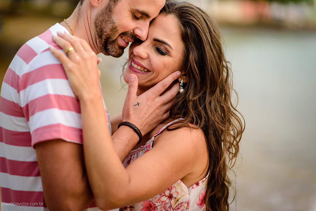 Lindo ensaio externo de casal e família feito por fotógrafos de casamento de vila velha fotógrafos de casamento de vitória fotógrafos de casamento de serra espirito santo es na cidade guarapari com praia, barcos, igrejinha e muito amor
