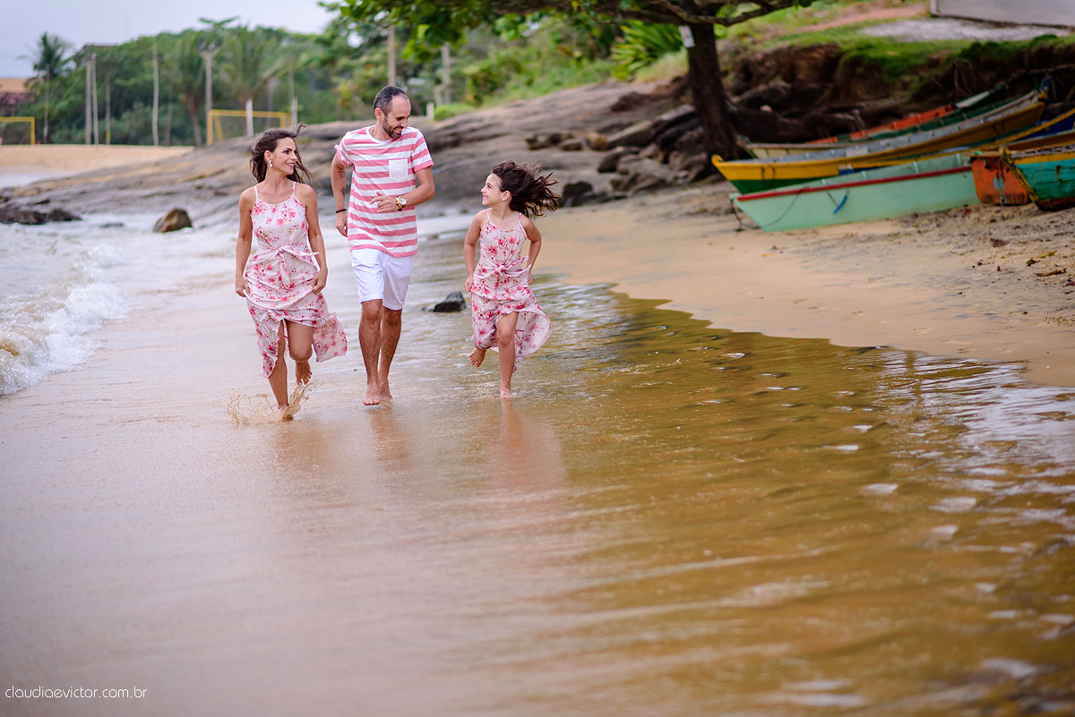 Lindo ensaio externo de casal e família feito por fotógrafos de casamento de vila velha fotógrafos de casamento de vitória fotógrafos de casamento de serra espirito santo es na cidade guarapari com praia, barcos, igrejinha e muito amor
